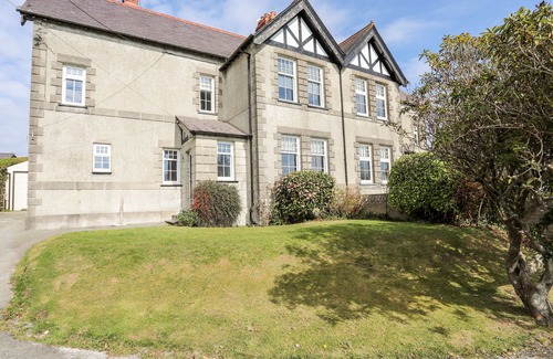 Chwilog House | GWYNLE - CHWILOG, pet friendly, character holiday cottage in Chwilog