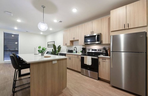 East Liberty Apartment | GYM+HULU+PARKING Near Shopping|Universities|UPMC