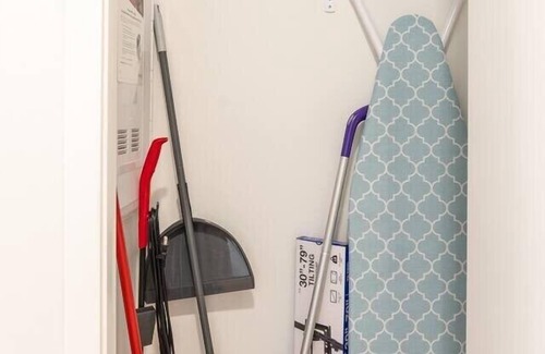 Hilltop Apartment | Gym/King Bed/4K Smart TV/Cable/360 Rooftop Views