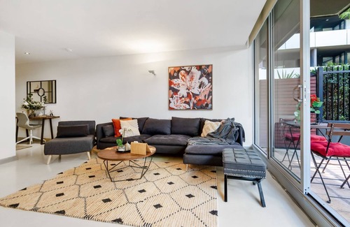 Port Melbourne Apartment | Gym/lap pool access, secure parking, pet friendly, outdoor area