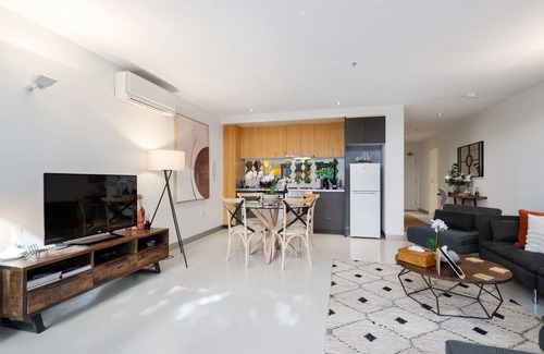 Port Melbourne Apartment | Gym/lap pool access, secure parking, pet friendly, outdoor area