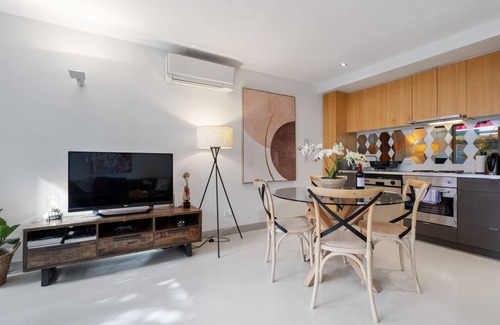 Port Melbourne Apartment | Gym/lap pool access, secure parking, pet friendly, outdoor area