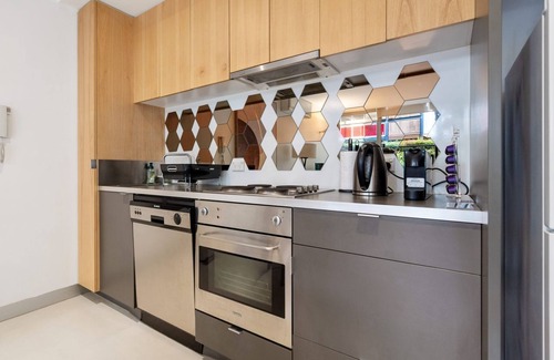 Port Melbourne Apartment | Gym/lap pool access, secure parking, pet friendly, outdoor area