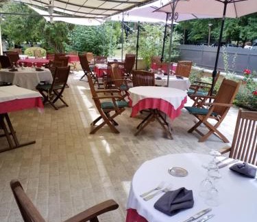 Monplaisant Hotel | Hôtel Auberge de La Nauze