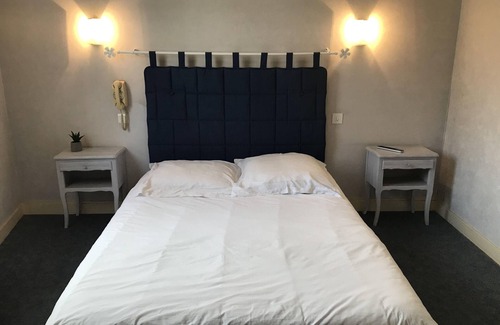 Saint-Bris-des-Bois Hotel | Hôtel du Grand Chêne