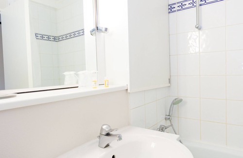 Eybens Hotel | Hôtel inn Eybens - Grenoble Sud (ex: Kyriad)