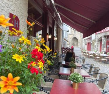 Salers Hotel | Hôtel Restaurant Le Beffroi