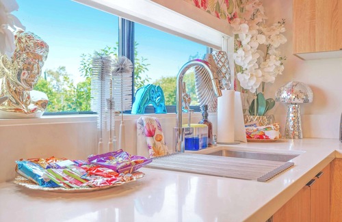 North Hollywood House | H. Fab 5BD/4.5BA NoHo Escape: Close to Universal, Games, Deck, Free Parking!