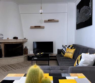 Piraeus Apartment | H&H cozy retreat ,Fireplace and Parking