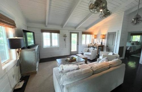 Crane Hill House | H2Oasis on Beautiful Smith Lake