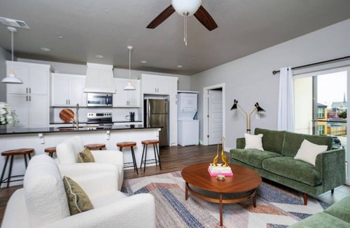 Asian District Condo | H4/H6 Spacious & Urban Modern Condo - 2 units!
