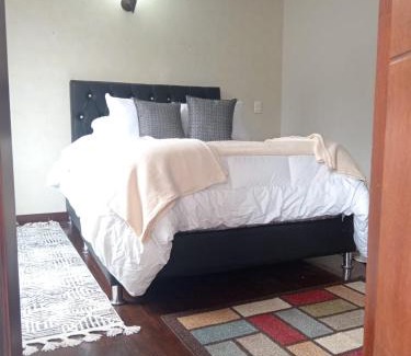 Duitama House | Habitación central con balcón, baño privado y parqueadero