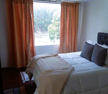 Duitama House | Habitación central con balcón, baño privado y parqueadero