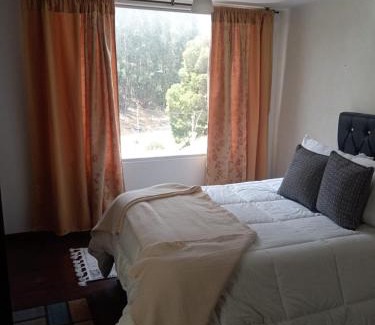 Duitama House | Habitación central con balcón, baño privado y parqueadero