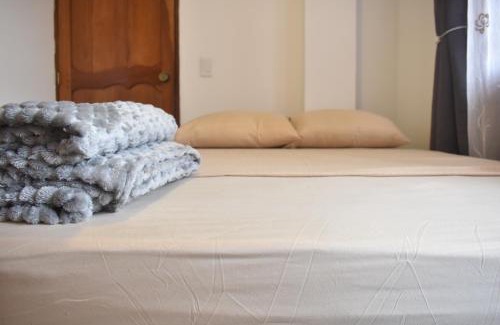 La Ceja House | Habitación con cama nueva doble y balcon privado cerca del parque principal