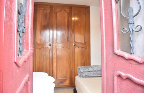 La Ceja House | Habitación con cama nueva doble y balcon privado cerca del parque principal