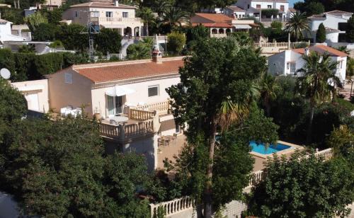 Pinar del Advocat Apartment | habitación con techo inclinado y vista al mar