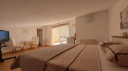 Pinar del Advocat Apartment | habitación con techo inclinado y vista al mar