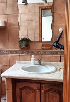 Abades House | Habitación matrimonial en un bajo baño compartido Areas compartidas
