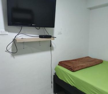 Suramericana Apartment | HABITACION AMOBLADA SECTOR LAURELES-ESTADIO #1 Madrid