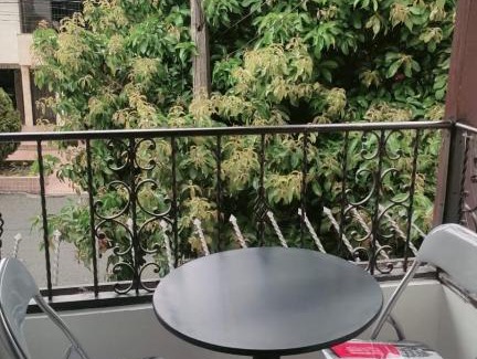 Suramericana Apartment | HABITACION AMOBLADA SECTOR LAURELES-ESTADIO hasta 3 personas Santorini