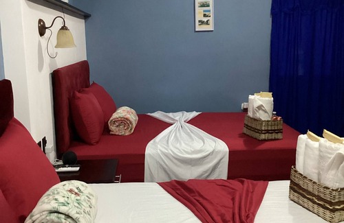 San Benito House | habitacion con dos camas queen refry y AC con balcon.