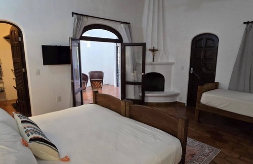 Ajijic Bed & Breakfast | Habitacion "La Bugambilias" in Casa Caroline Bella
