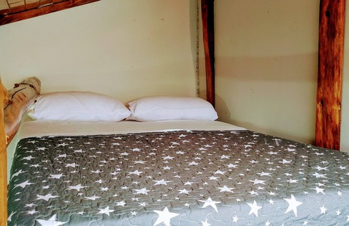 Oxapampa Cottage | Habitacion tipo cabaña con acabados en madera, terraza con vista hacia la montaña