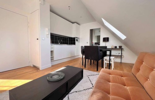 Quartier du Faubourg-Montmartre Apartment | Habitat Parisien -1BR-1BA with Parisian rooftop view