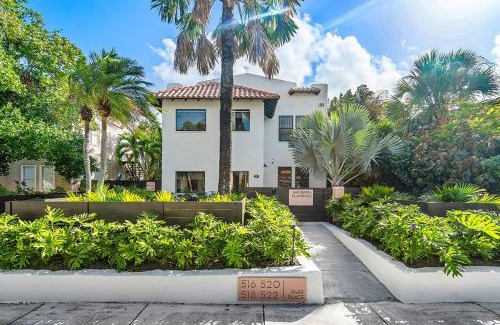 Flamingo Parks Apartment | Hacienda Flamingo Unit 4 - Chic 2BR Retreat Near Shops and Restaurants
