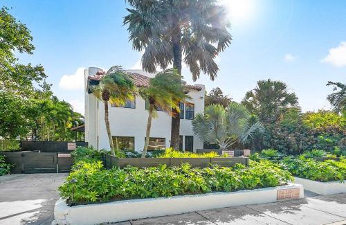 Flamingo Parks Apartment | Hacienda Flamingo Unit 4 - Chic 2BR Retreat Near Shops and Restaurants