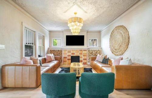 Flamingo Parks Apartment | Hacienda Flamingo Unit 1 - Spacious Designer Flat with Sunroom & Style