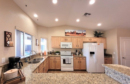 Lake Havasu City House | "Hacienda Hangout"~ 5⭐RETREAT ~ PETS OK 🐾 VIEWS - POOL - SPA - BORDERS BLM