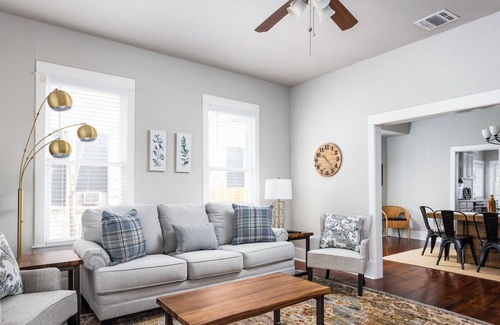 Government Hill House | Hackberry House - Pet Friendly! -Mins to Pearl, DnTwn, Riverwalk, Ft Sam Houston