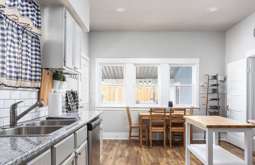 Government Hill House | Hackberry House - Pet Friendly! -Mins to Pearl, DnTwn, Riverwalk, Ft Sam Houston