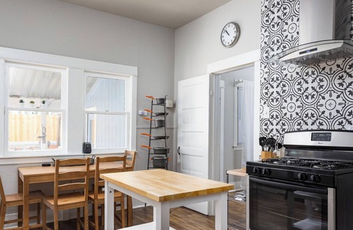 Government Hill House | Hackberry House - Pet Friendly! -Mins to Pearl, DnTwn, Riverwalk, Ft Sam Houston