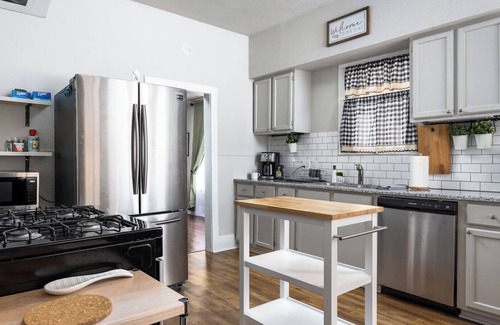 Government Hill House | Hackberry House - Pet Friendly! -Mins to Pearl, DnTwn, Riverwalk, Ft Sam Houston