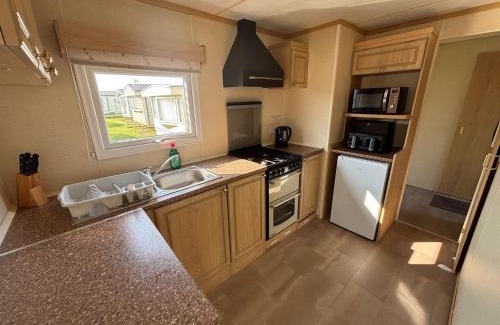 Ingoldmells Apartment | Hadrians Field 120 - Coastfields - WiFi, pet friendly, bed linen - Meadow Lakes Caravan & Lodge Hire