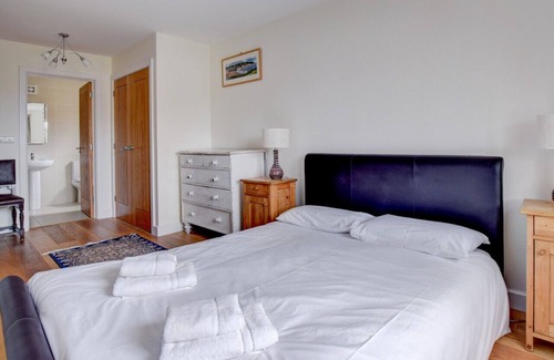 Tan-y-groes House | Hafod y Bryn - Four Bedroom House, Sleeps 10