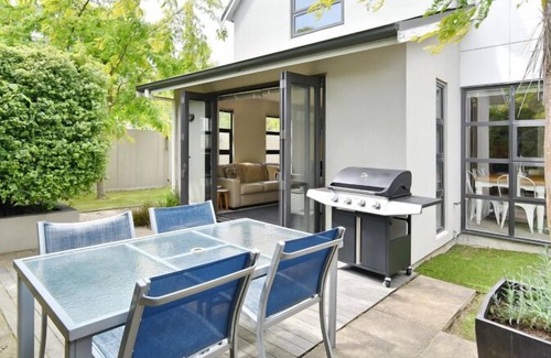 Riccarton Apartment | Hagley Apartment-Upmarket Apart. w/Private Courtyard -Right Next to Hagley Park
