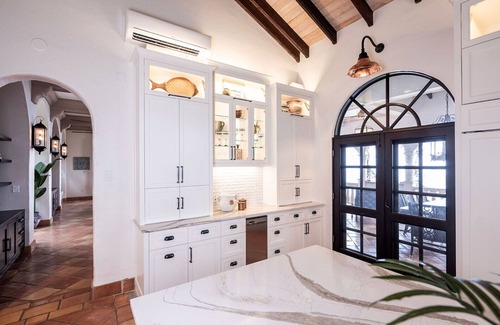 Estate Hammer Farm Villa | Hakuna Matata: High-End Island Living!