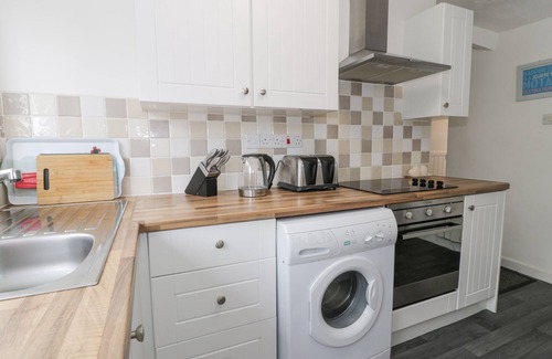 Moelfre Cottage | HALCYON ANNEXE, pet friendly, country holiday cottage in Benllech