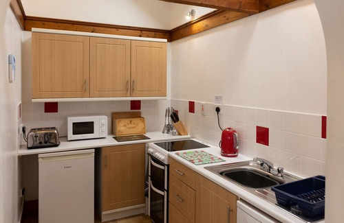 Torrington Cottage | HALCYON COTTAGE, pet friendly, with pool in Torrington