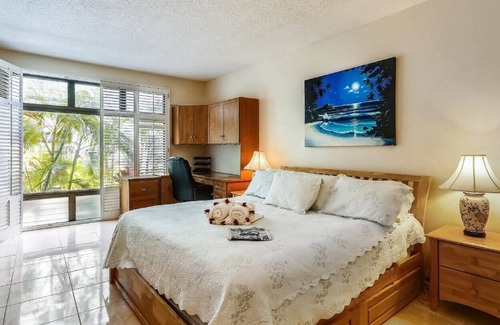 Waialae Iki Condo | Hale Moana~Beachfront