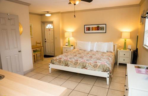 Holmes Beach Hotel | Haley's at Anna Maria Island Inn