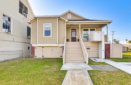 Galveston House | Half-Mi to Galveston Strand Charming Home with Yard