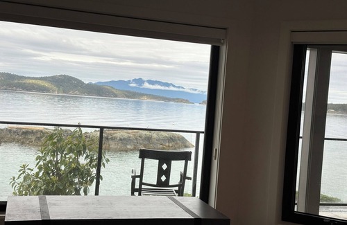 Halfmoon Bay House | Halfmoon bay 2-bedroom waterfront house with kayak access to island