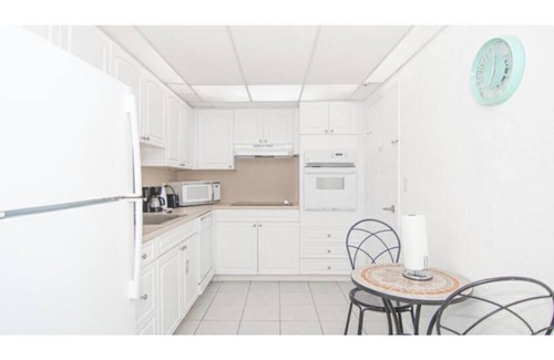 Hollywood South Central Beach Apartment | HALLANDALE L&15