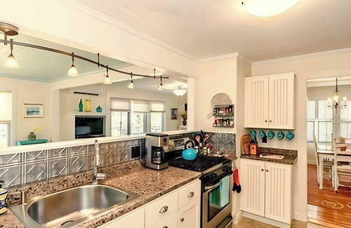 Gloucester House | HALLOWEEN IN SALEM! Romantic Summerwind Cottage, Scenic Harbor View w/Deck