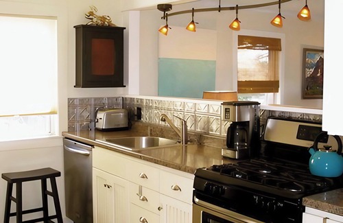 Gloucester House | HALLOWEEN IN SALEM! Romantic Summerwind Cottage, Scenic Harbor View w/Deck